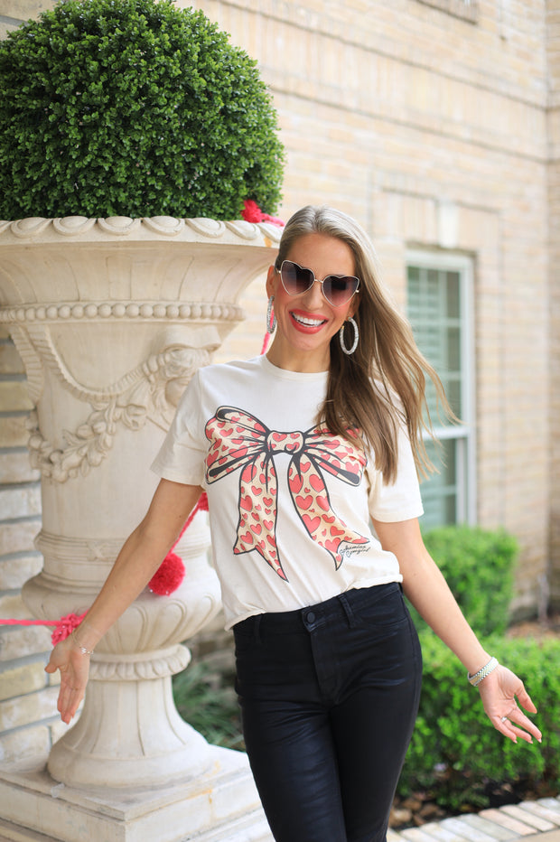 BOWS & KISSES GRAPHIC TEE