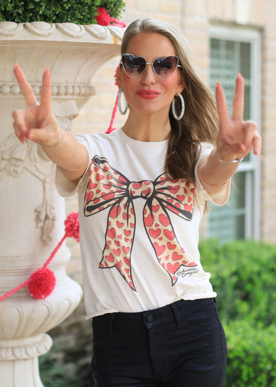 BOWS & KISSES GRAPHIC TEE